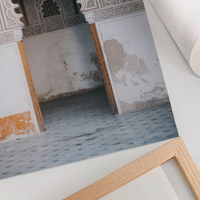 Póster con diseño de decoraciones orientales y simetría de paredes con colores saturados