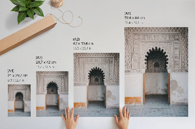 Póster con diseño de decoraciones orientales y simetría de paredes con colores saturados