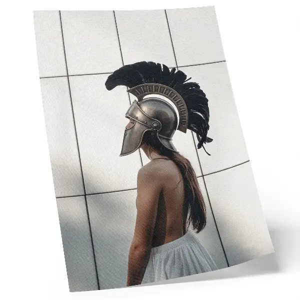 Póster con colores saturados figura con casco de estilo clásico realista