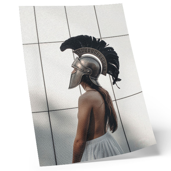 Póster con colores saturados Figura con casco, estilo clásico realista.