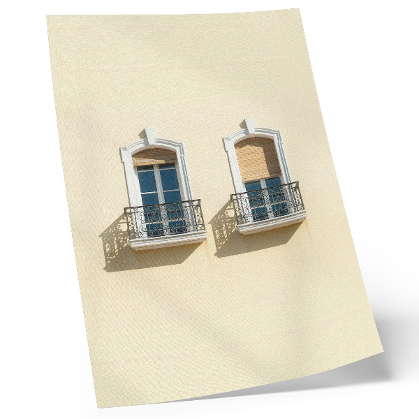 Póster con colores saturados fachada de estilo clásico en color crema con ventanas blancas y negras