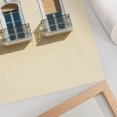 Póster con colores saturados fachada de estilo clásico en color crema con ventanas blancas y negras