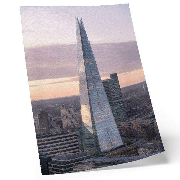 Póster con colores saturados Un rascacielos al atardecer contrastando con la ciudad.