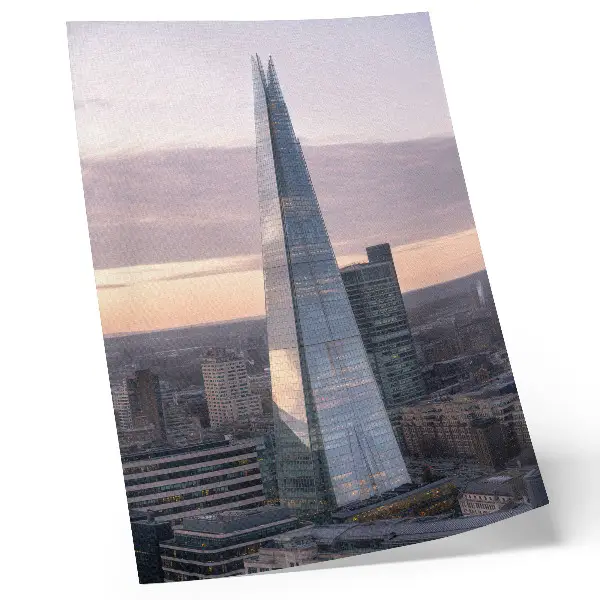 Póster con colores saturados un rascacielos al atardecer sobre la ciudad