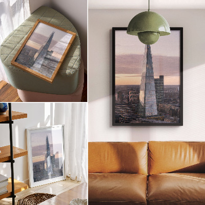 Póster con colores saturados Un rascacielos al atardecer contrastando con la ciudad.