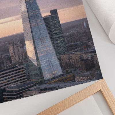 Póster con colores saturados Un rascacielos al atardecer contrastando con la ciudad.