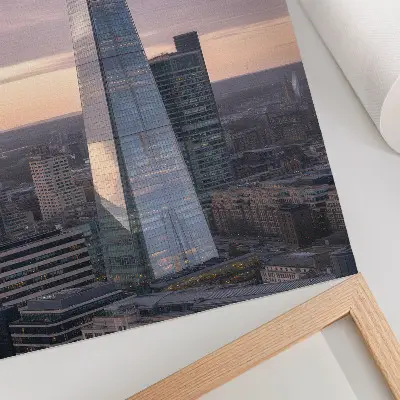 Póster con colores saturados un rascacielos al atardecer sobre la ciudad