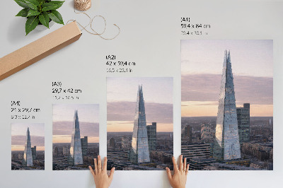 Póster con colores saturados Un rascacielos al atardecer contrastando con la ciudad.