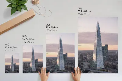 Póster con colores saturados un rascacielos al atardecer sobre la ciudad