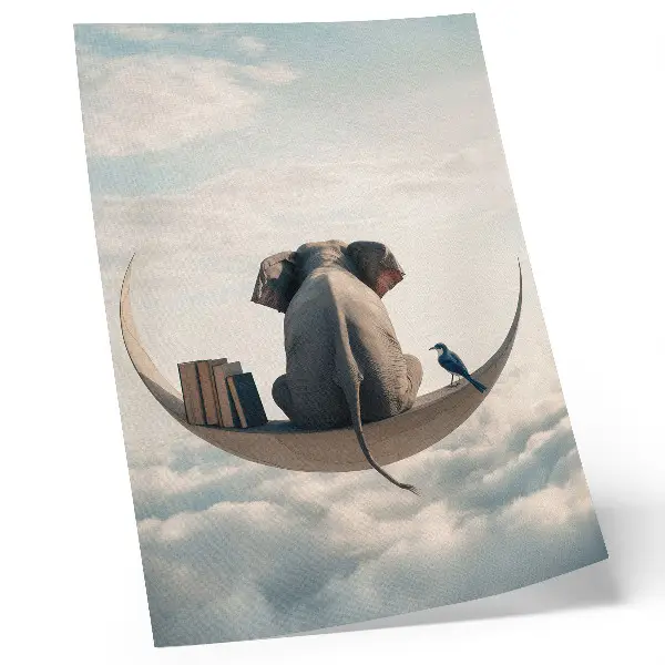 Póster de elefante en una luna creciente con libros en las nubes con colores saturados
