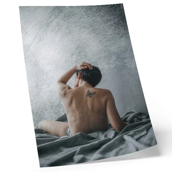 Póster de desnudo minimalista en tonos grises con colores saturados