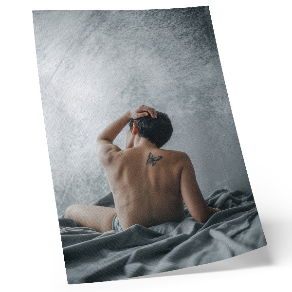 Póster con colores saturados Desnudo minimalista en tonos grises