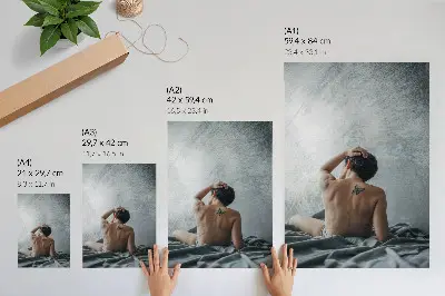 Póster de desnudo minimalista en tonos grises con colores saturados