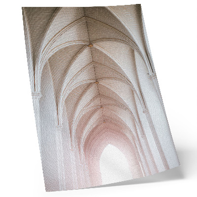 Póster de bóvedas elegantes con arcos, simetría y espacio luminoso