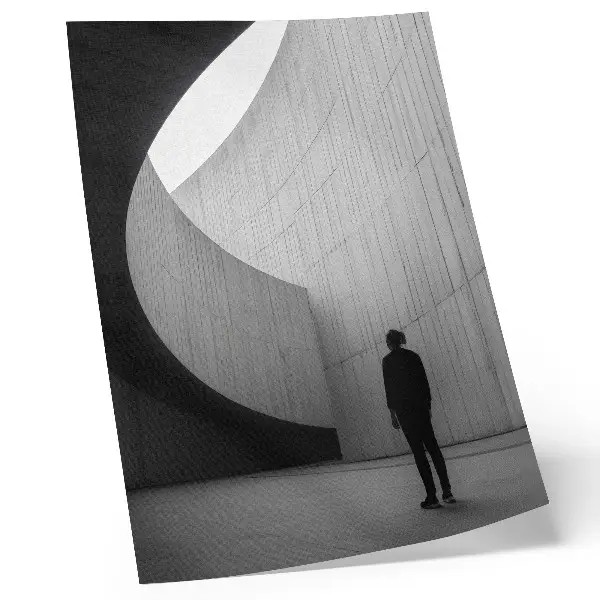 Póster de arquitectura curva con tonos monocromáticos y colores saturados