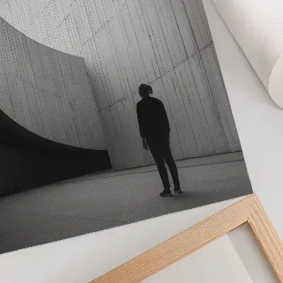 Póster de arquitectura curva con tonos monocromáticos y colores saturados