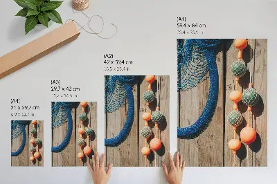 Lienzo decorativo moderno con diseño de boyas coloridas sobre pared de madera y detalles marinos