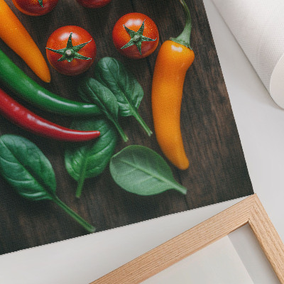 Lienzo decorativo moderno con verduras brillantes sobre un fondo oscuro y rústico