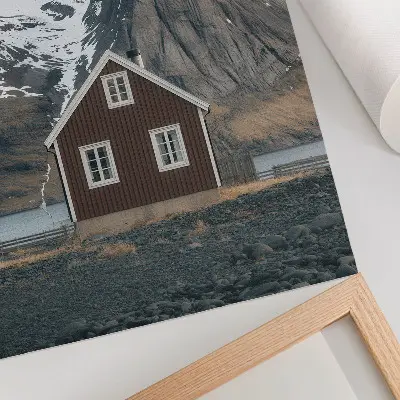 Lámina artística de alta calidad paisaje de montaña con casa de madera y picos nevados