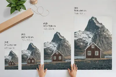 Lámina artística de alta calidad paisaje de montaña con casa de madera y picos nevados