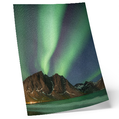 Póster con colores saturados Cielo mágico, luz verde, montañas impresionantes