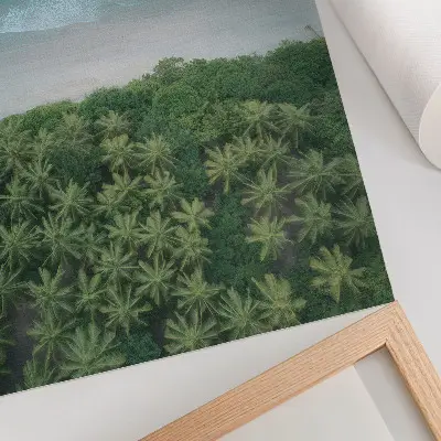 Póster de playa con olas turquesas, palmeras y una atmósfera de armonía y paz en colores saturados