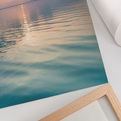 Póster Superficie del agua en calma, colores cálidos del cielo, puente