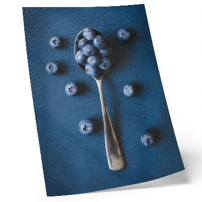Póster con colores saturados Arándanos en una cuchara sobre fondo azul, elegancia
