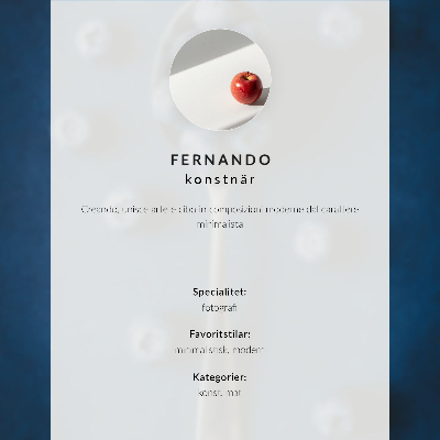Póster con colores saturados Arándanos en una cuchara sobre fondo azul, elegancia