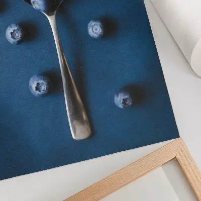 Póster de arándanos con colores saturados sobre fondo azul con toque elegante
