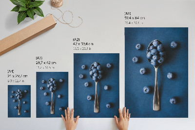 Póster con colores saturados Arándanos en una cuchara sobre fondo azul, elegancia