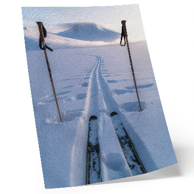 Póster Silueta de montañas en un cielo nevado blanco