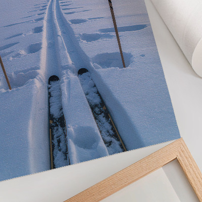 Póster Silueta de montañas en un cielo nevado blanco