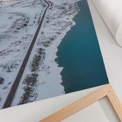 Lámina artística de alta calidad paisaje nevado minimalista con agua azul