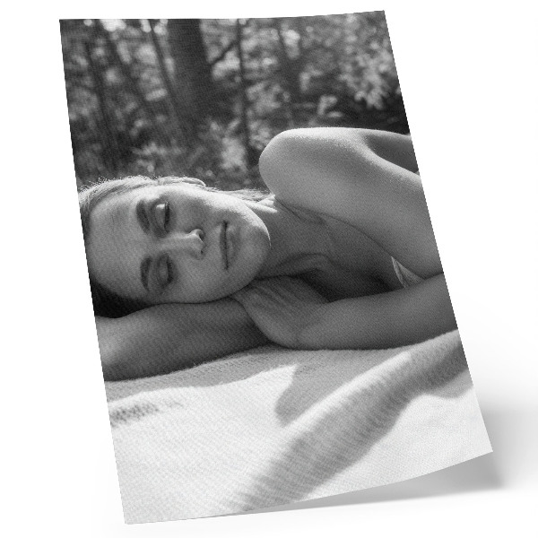 Lámina artística de alta calidad Elegante retrato de una mujer en blanco y negro.