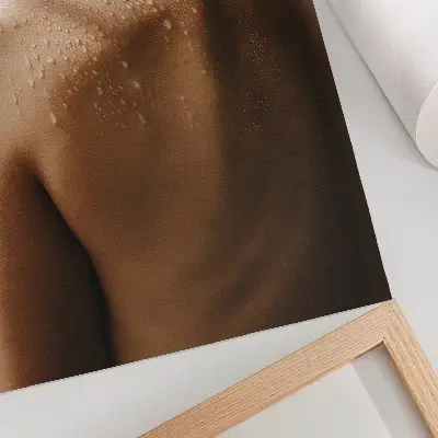 Póster de gotas de agua sobre la piel con colores saturados y elegancia natural
