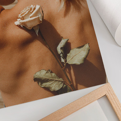 Lámina artística de alta calidad La delicadeza del cuerpo y la naturaleza en un enfoque minimalista.