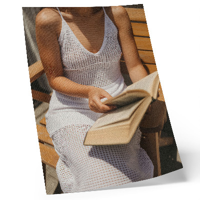 Póster con colores saturados Mujer con un libro, banco de madera, sol