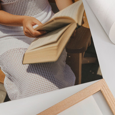 Póster con colores saturados Mujer con un libro, banco de madera, sol