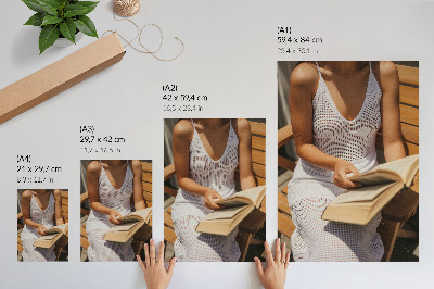 Póster con colores saturados Mujer con un libro, banco de madera, sol