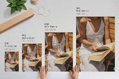 Póster con colores saturados mujer con un libro sentada en un banco de madera al sol