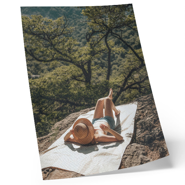 Póster con colores saturados Relajándome en una roca, árboles verdes, sombrero de naturaleza