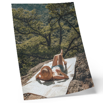 Póster con colores saturados Relajándome en una roca, árboles verdes, sombrero de naturaleza