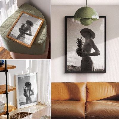 Póster Figura monocromática con sombrero y campo de piñas