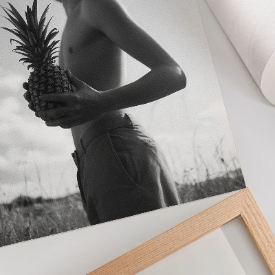 Póster Figura monocromática con sombrero y campo de piñas