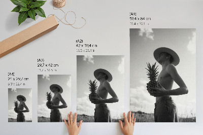 Póster Figura monocromática con sombrero y campo de piñas