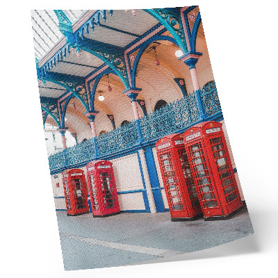 Póster con colores saturados cabinas rojas en un pasillo elegante con ornamentos ricos