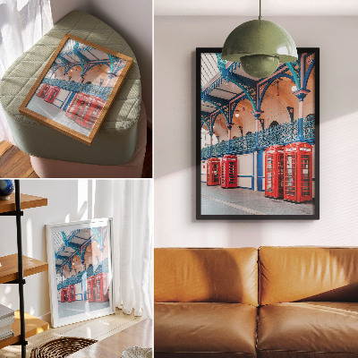 Póster con colores saturados cabinas rojas en un pasillo elegante con ornamentos ricos