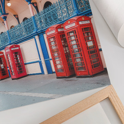 Póster con colores saturados cabinas rojas en un pasillo elegante con ornamentos ricos