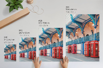 Póster con colores saturados cabinas rojas en un pasillo elegante con ornamentos ricos
